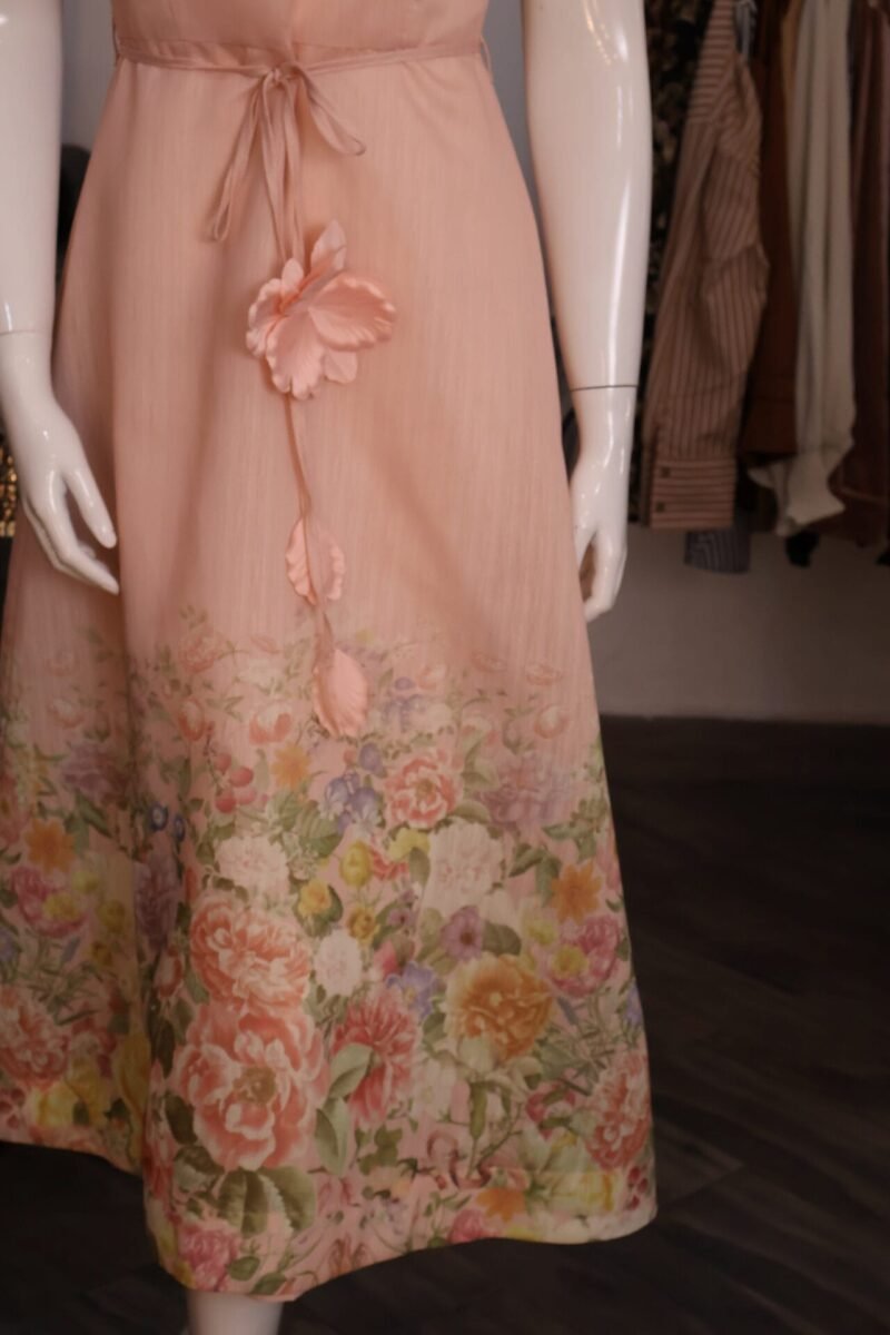 Vestido rosa estampado floral con detalles - Image 3