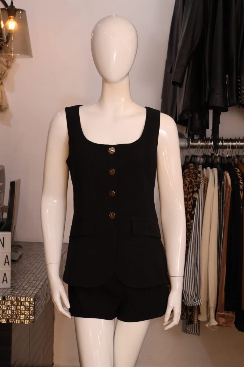 Jumpsuit corto liso negro con botones dorados
