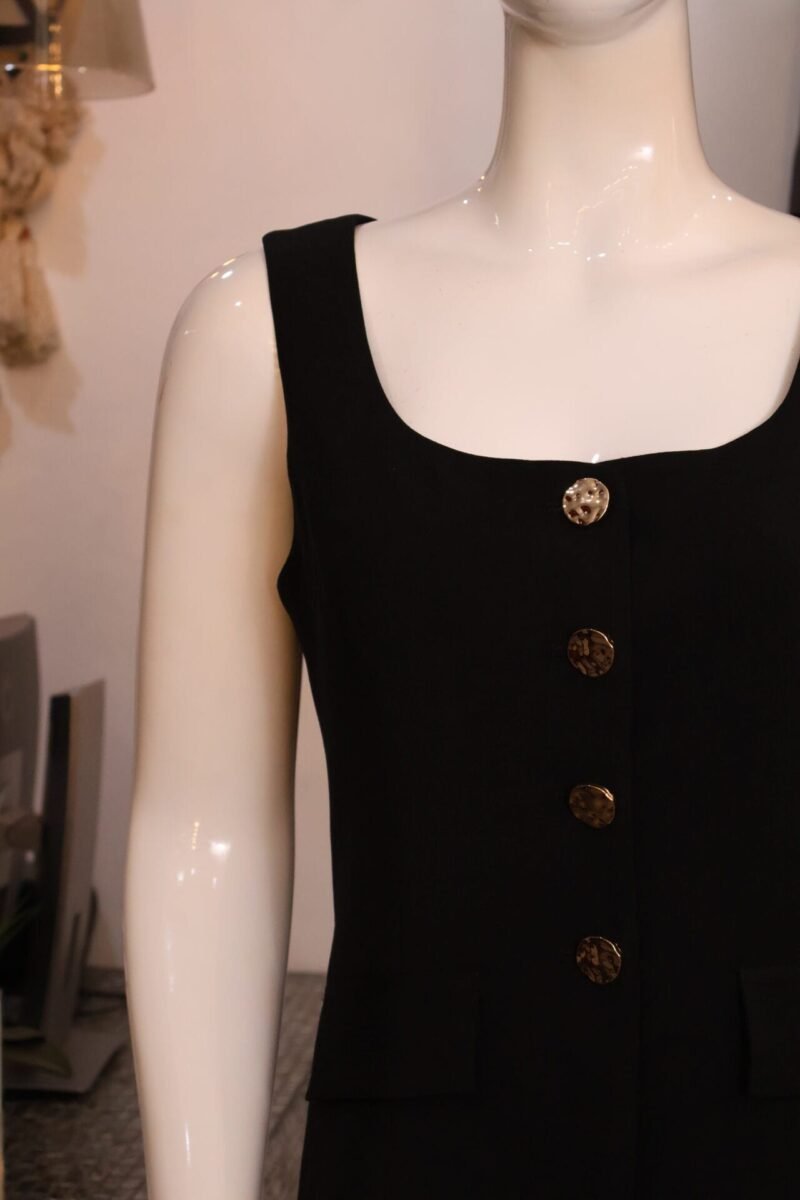 Jumpsuit corto liso negro con botones dorados - Image 2
