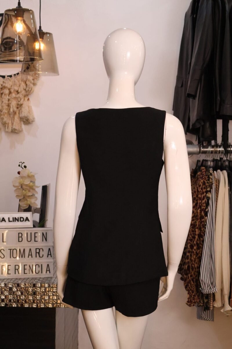 Jumpsuit corto liso negro con botones dorados - Image 3