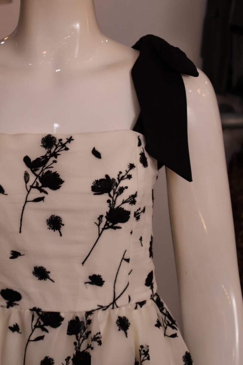 Vestido media pierna blanco estampado flores negro - Image 3