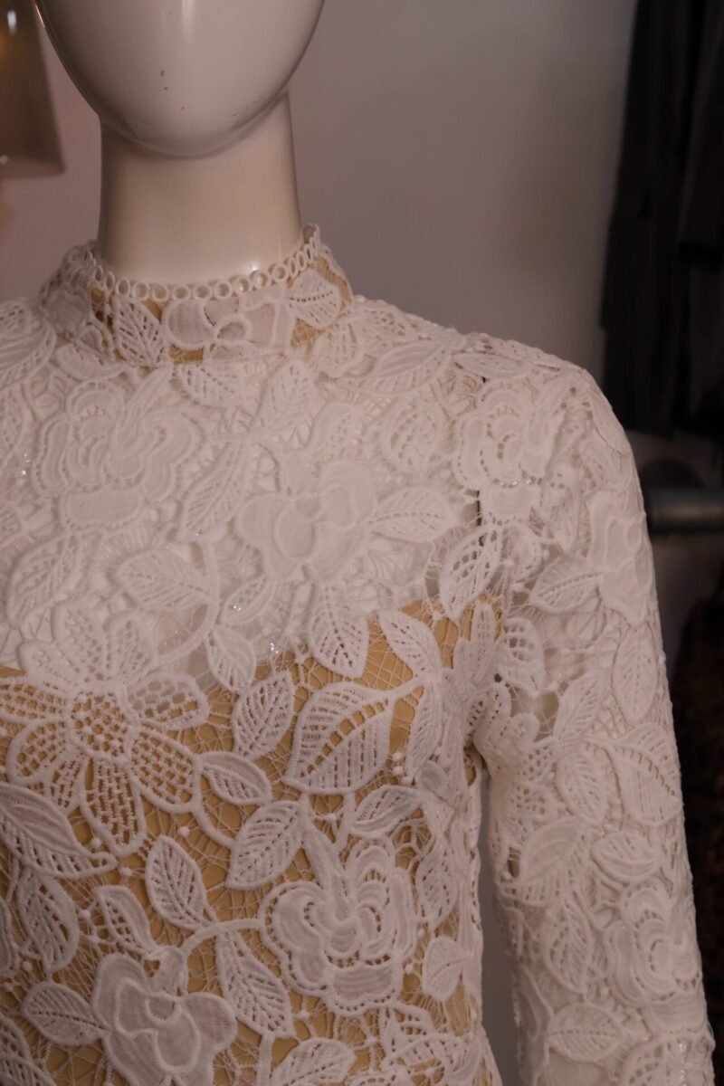Vestido largo encaje blanco con fondo nude - Image 5