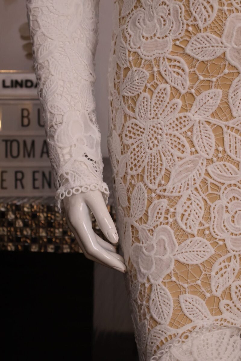 Vestido largo encaje blanco con fondo nude - Image 6