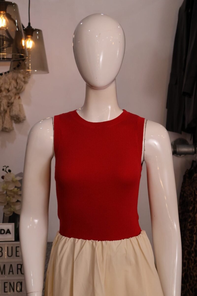 Blusa lisa roja sin mangas