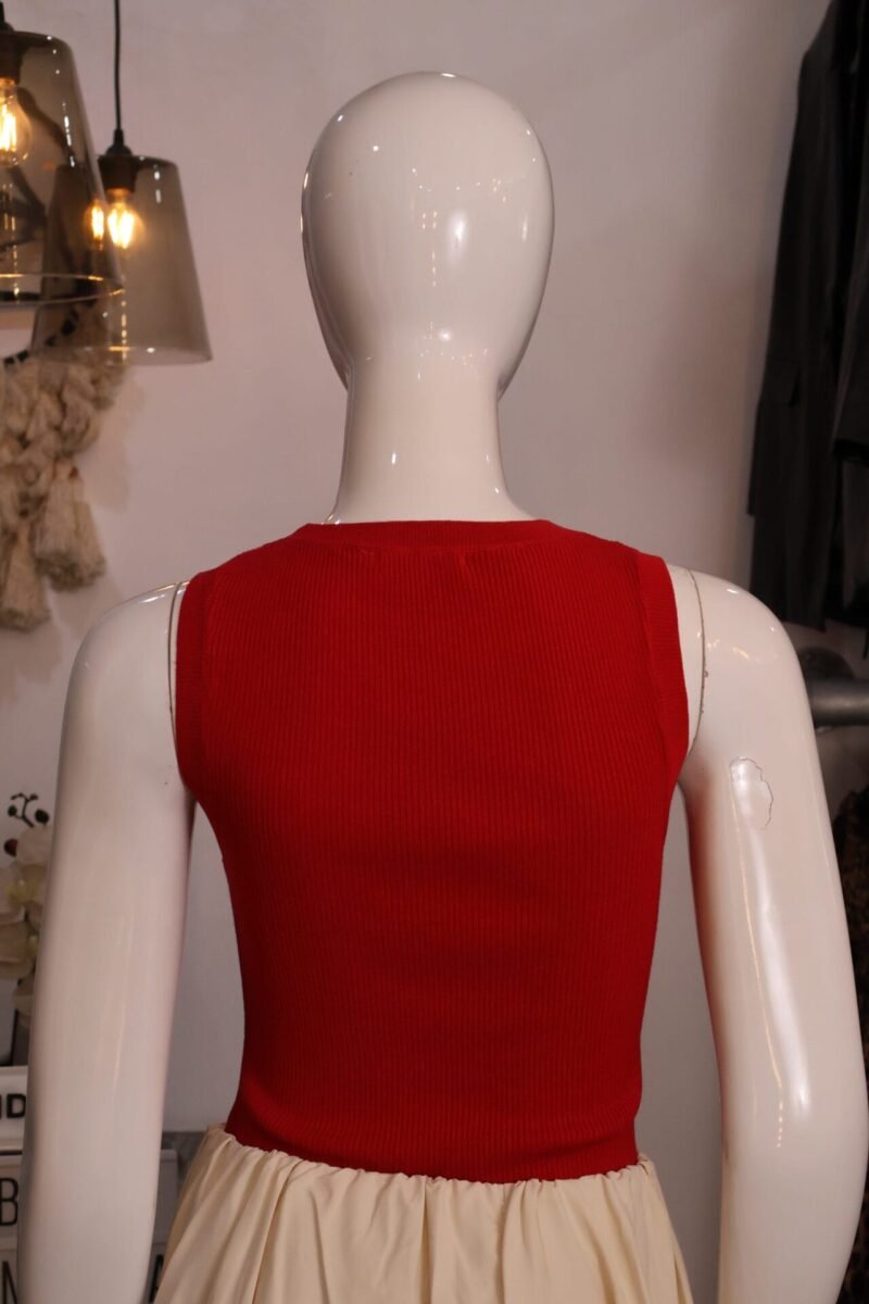 Blusa lisa roja sin mangas - Image 2