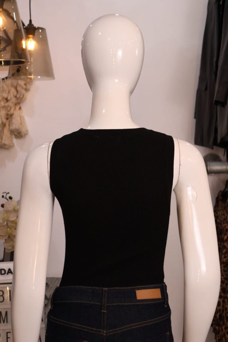 Blusa lisa negra sin mangas - Image 2
