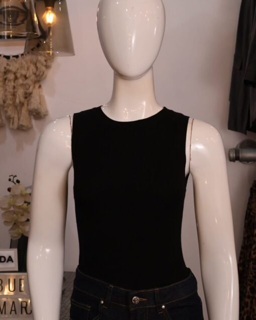 Blusa lisa negra sin mangas