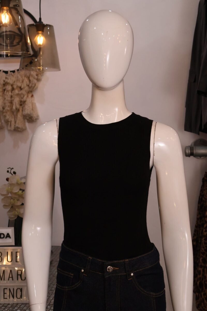 Blusa lisa negra sin mangas