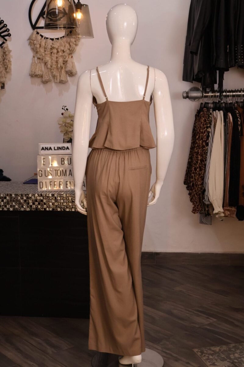 Set liso tipo lino de blusa y pantalón caqui - Image 3