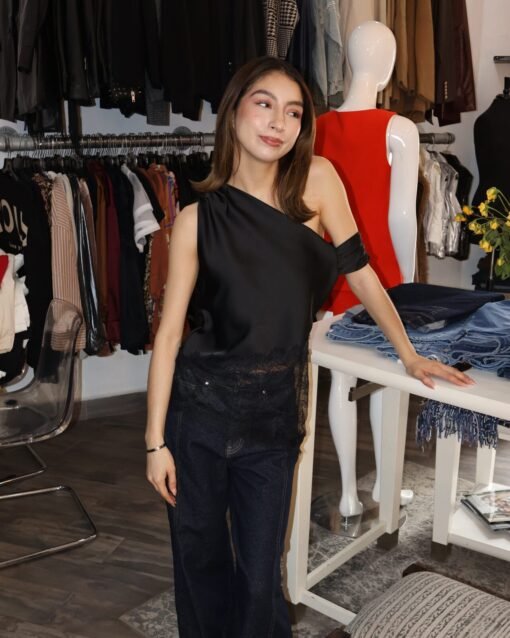 Blusa lisa tipo satin negra de encaje