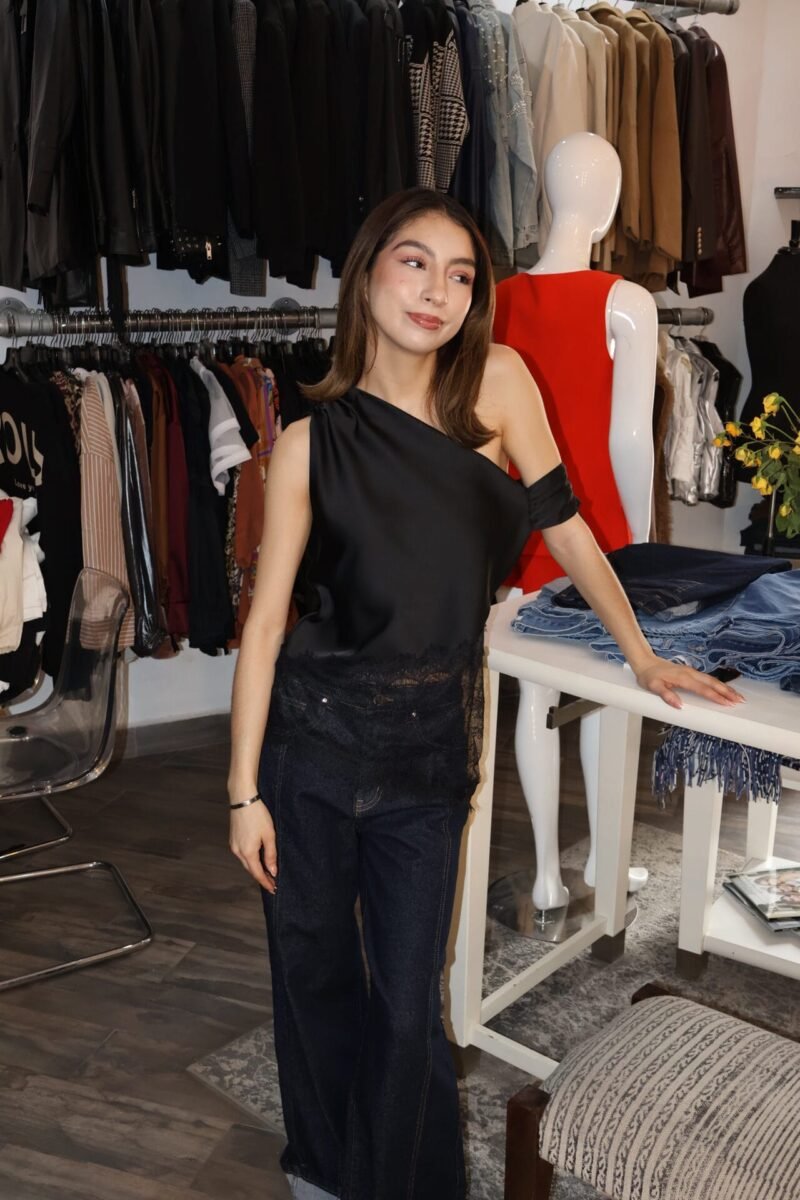Blusa lisa tipo satin negra de encaje