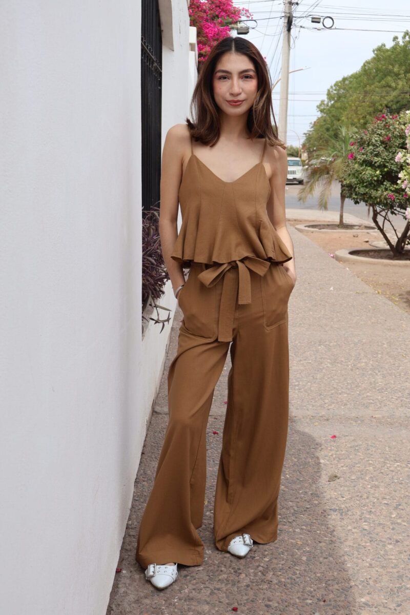 Set liso tipo lino de blusa y pantalón café