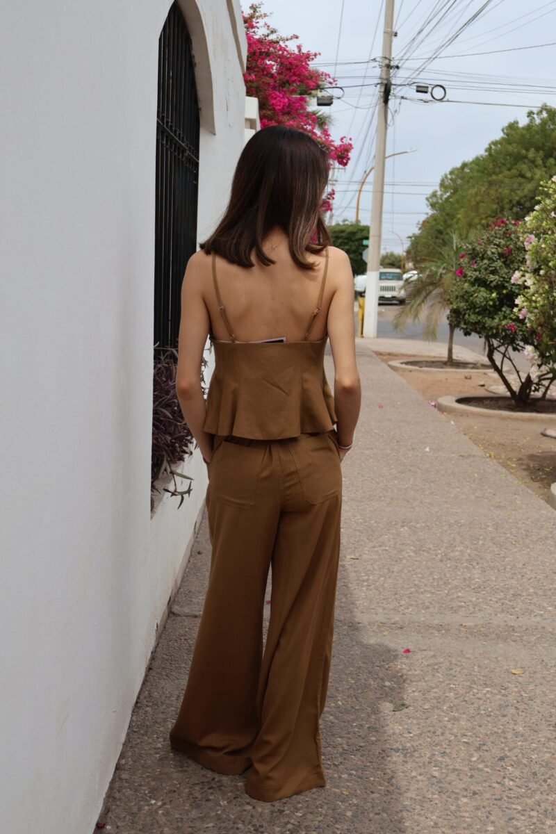 Set liso tipo lino de blusa y pantalón café - Image 4