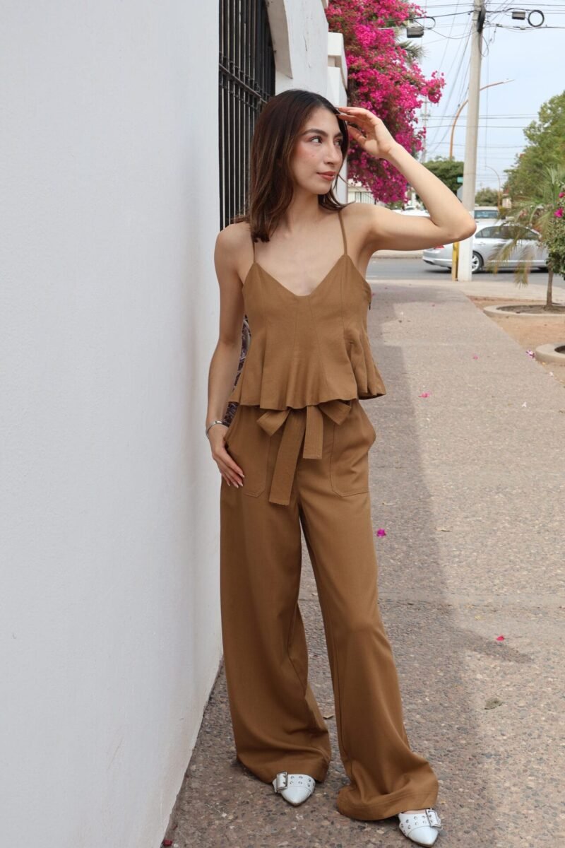 Set liso tipo lino de blusa y pantalón café - Image 3