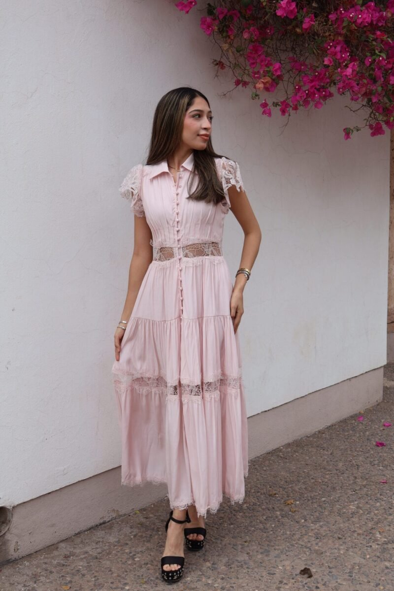 Vestido largo rosa con encaje y botones de perla