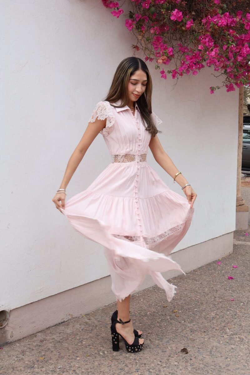 Vestido largo rosa con encaje y botones de perla - Image 2