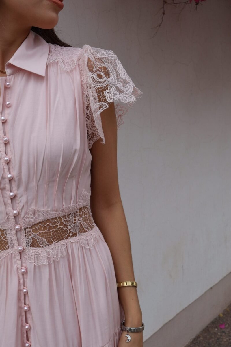 Vestido largo rosa con encaje y botones de perla - Image 3