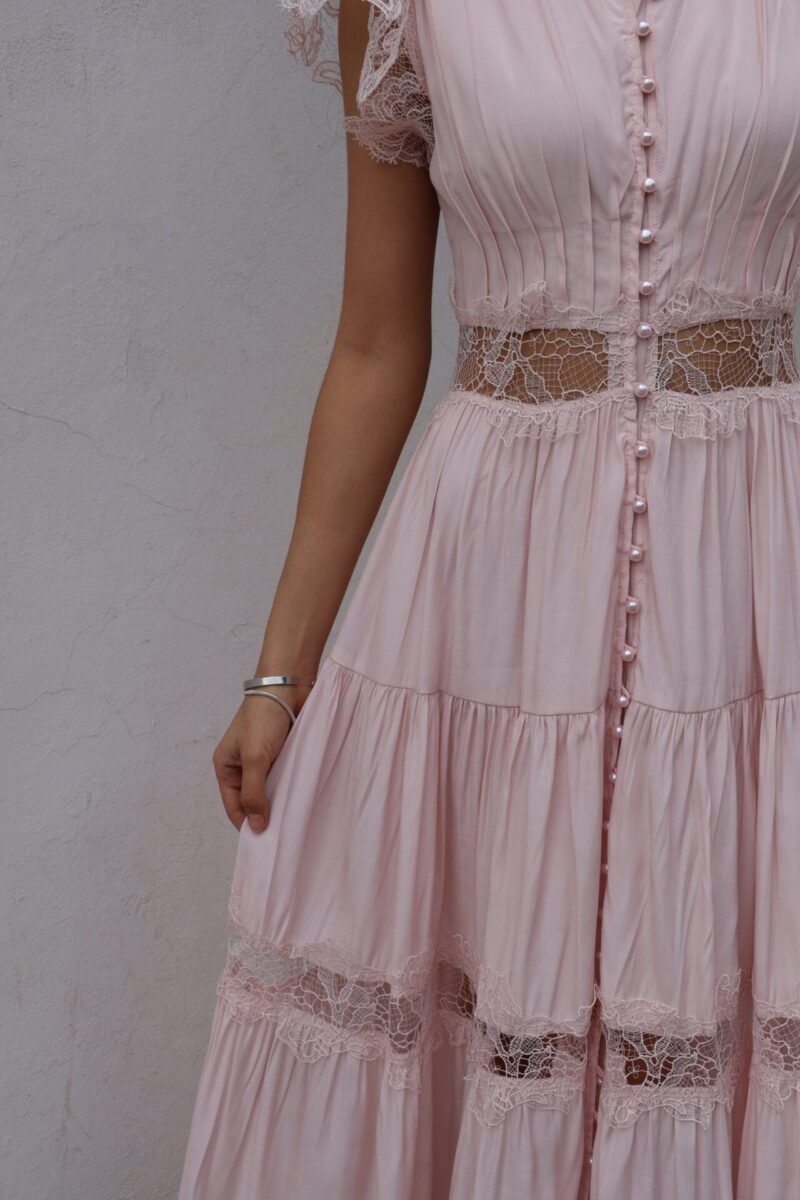 Vestido largo rosa con encaje y botones de perla - Image 4