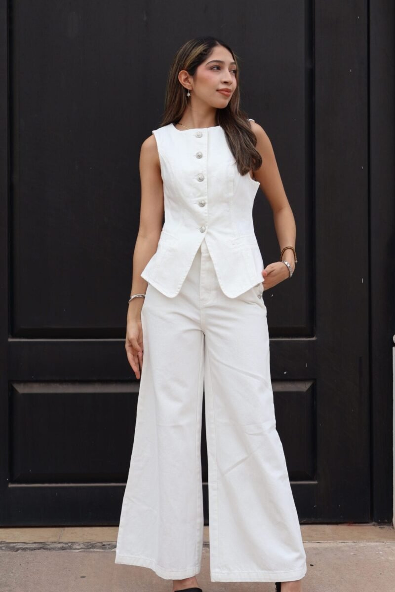 Jeans blanco con botones plata