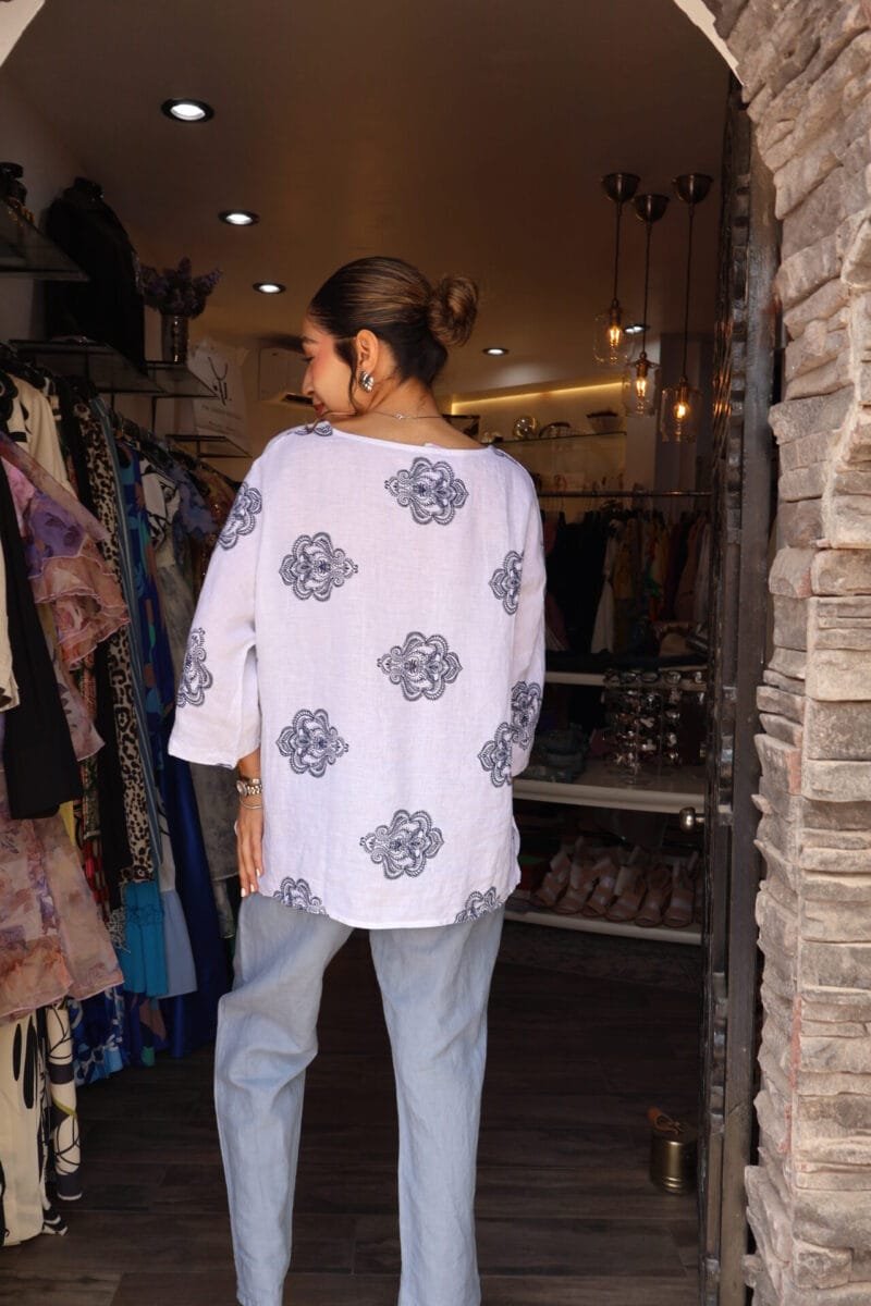 Blusa estampada azul con blanco de lino - Image 3
