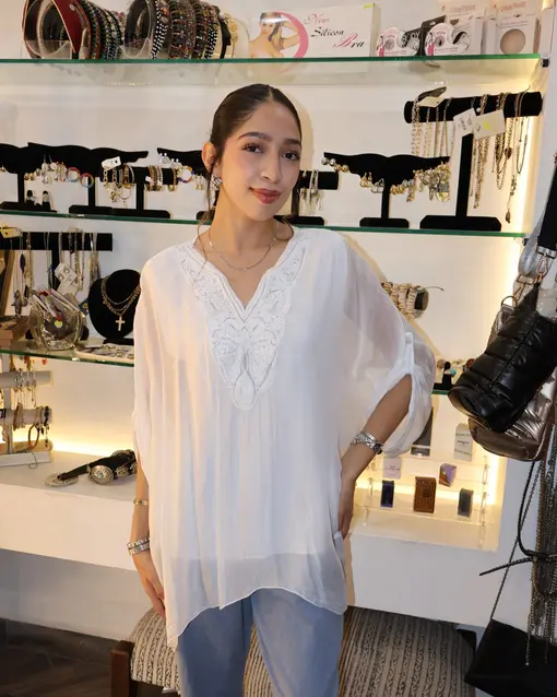 Blusa lisa blanca con detalles en cuello