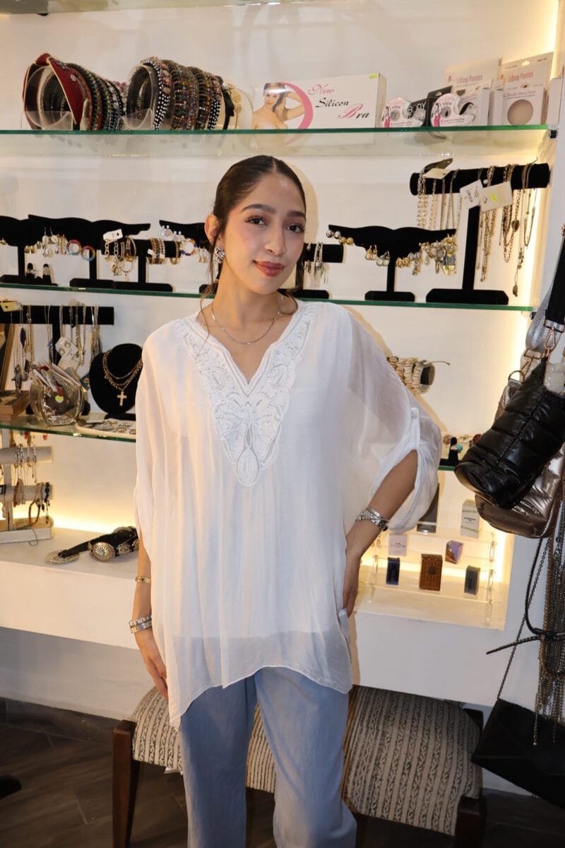 Blusa lisa blanca con detalles en cuello