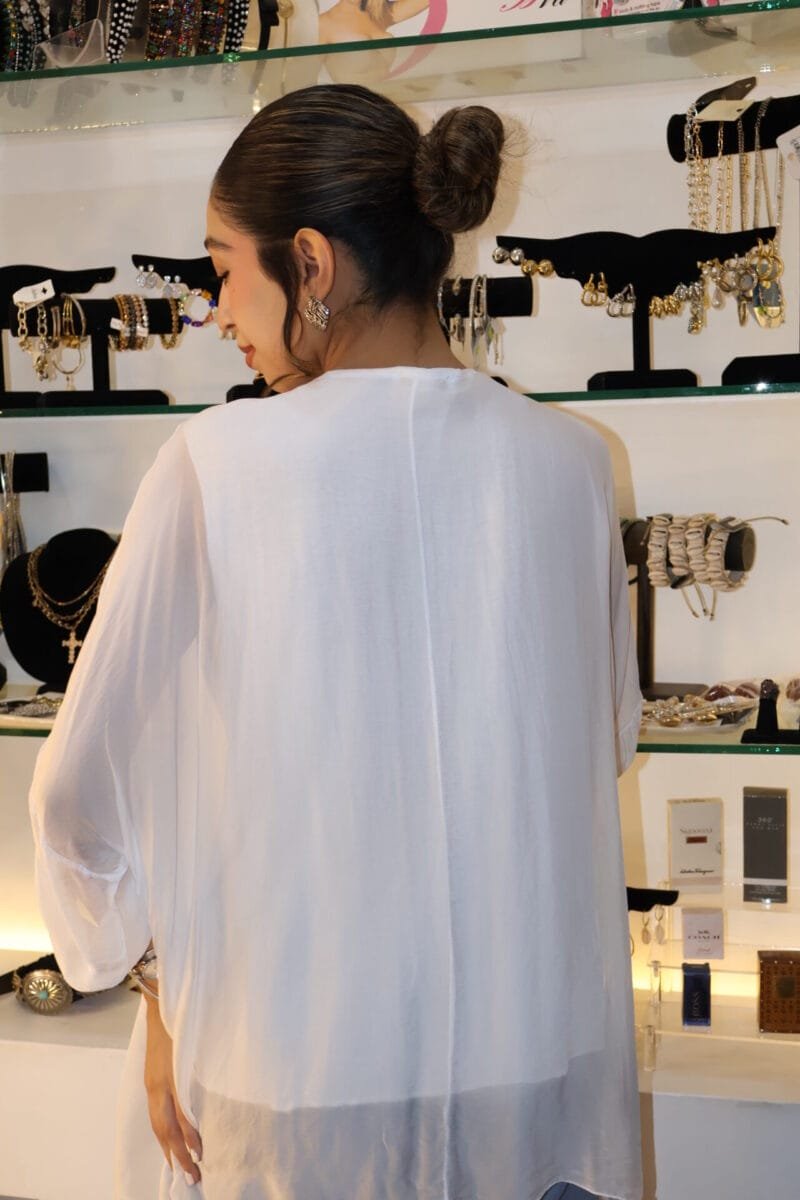 Blusa lisa blanca con detalles en cuello - Image 4