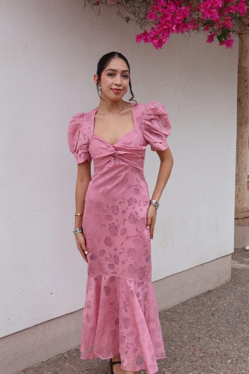 Vestido rosa largo con estampado floral