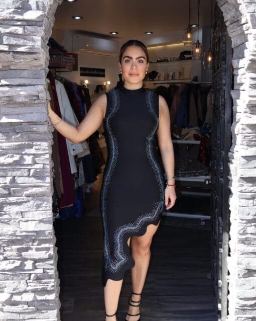 Vestido asimetrico negro con detalles de brillos