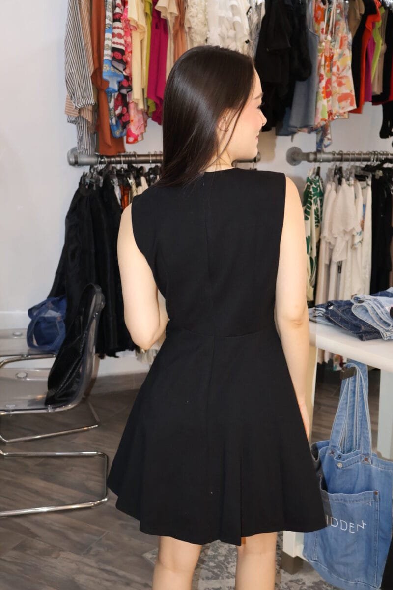 Vestido corto negro con flor plateada - Image 4
