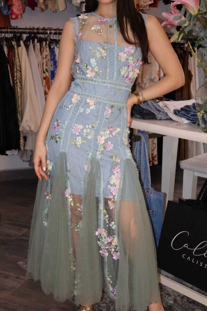 Vestido media pierna azul claro con detalle de flores y tul - Image 4