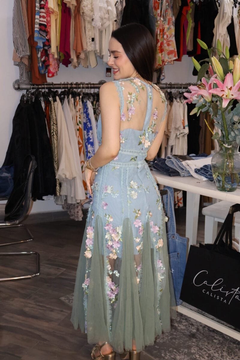 Vestido media pierna azul claro con detalle de flores y tul - Image 5