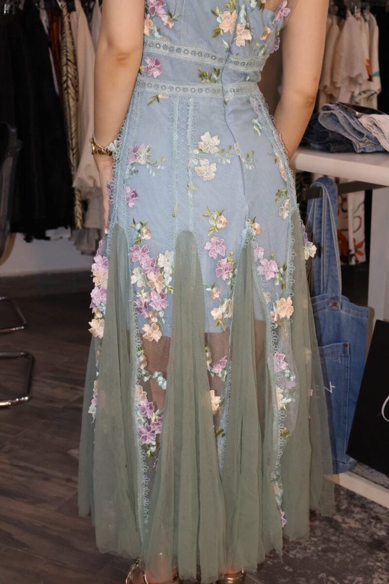 Vestido media pierna azul claro con detalle de flores y tul - Image 6