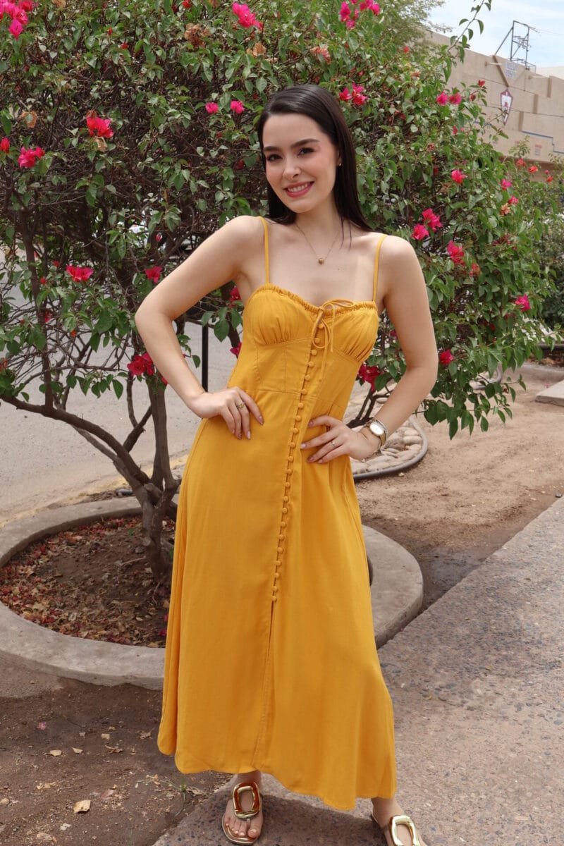 Vestido media pierna liso de lino mostaza