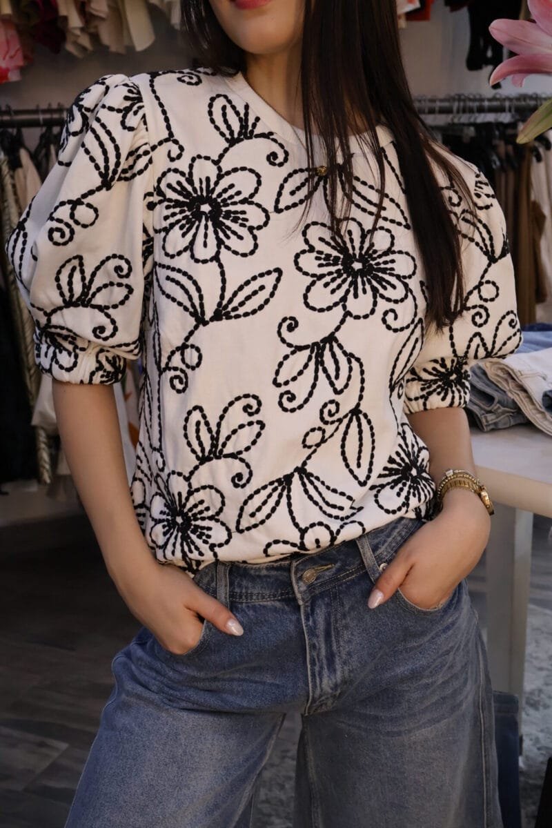 Blusa de flores blanca con negro - Image 3
