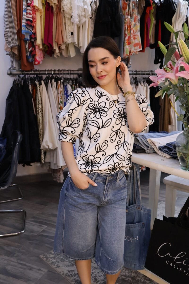 Blusa de flores blanca con negro - Image 2
