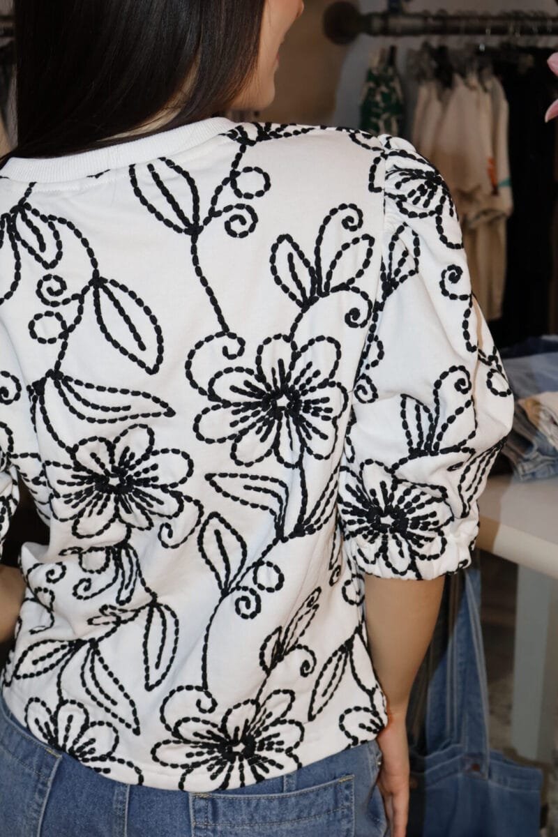 Blusa de flores blanca con negro - Image 5