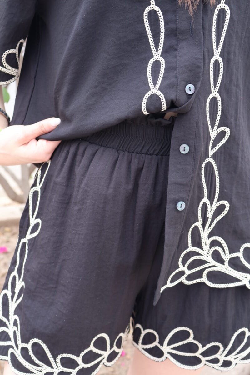 Set de short negro con detalles tejidos nude - Image 4