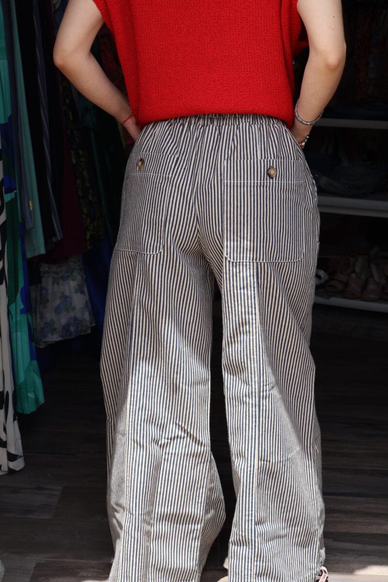 Pantalón de rayas azul marino con nude - Image 2