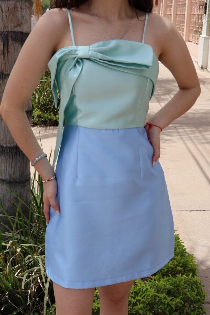 Vestido corto bicolor verde menta y azul con moño - Image 2
