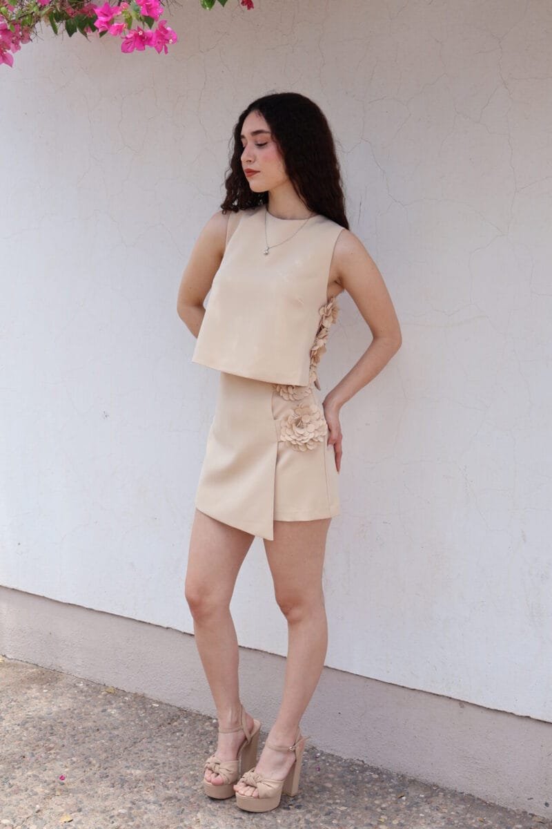 Set nude de falda con detalles de flores