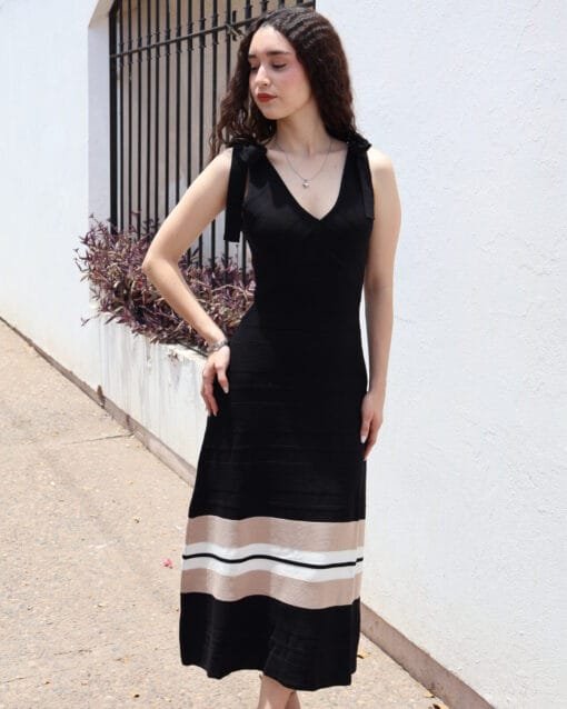 Vestido media pierna negro con detalles cafes