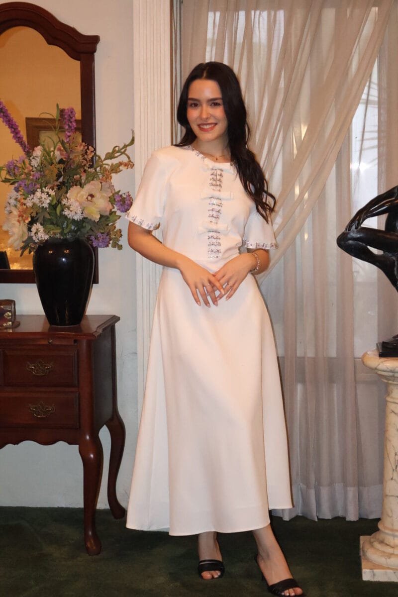 Vestido midi blanco con moños y bordado