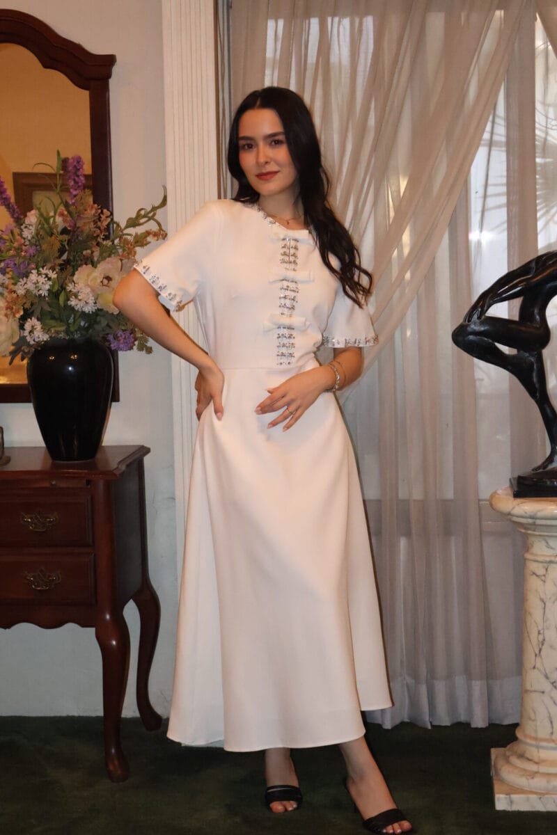 Vestido midi blanco con moños y bordado - Image 5