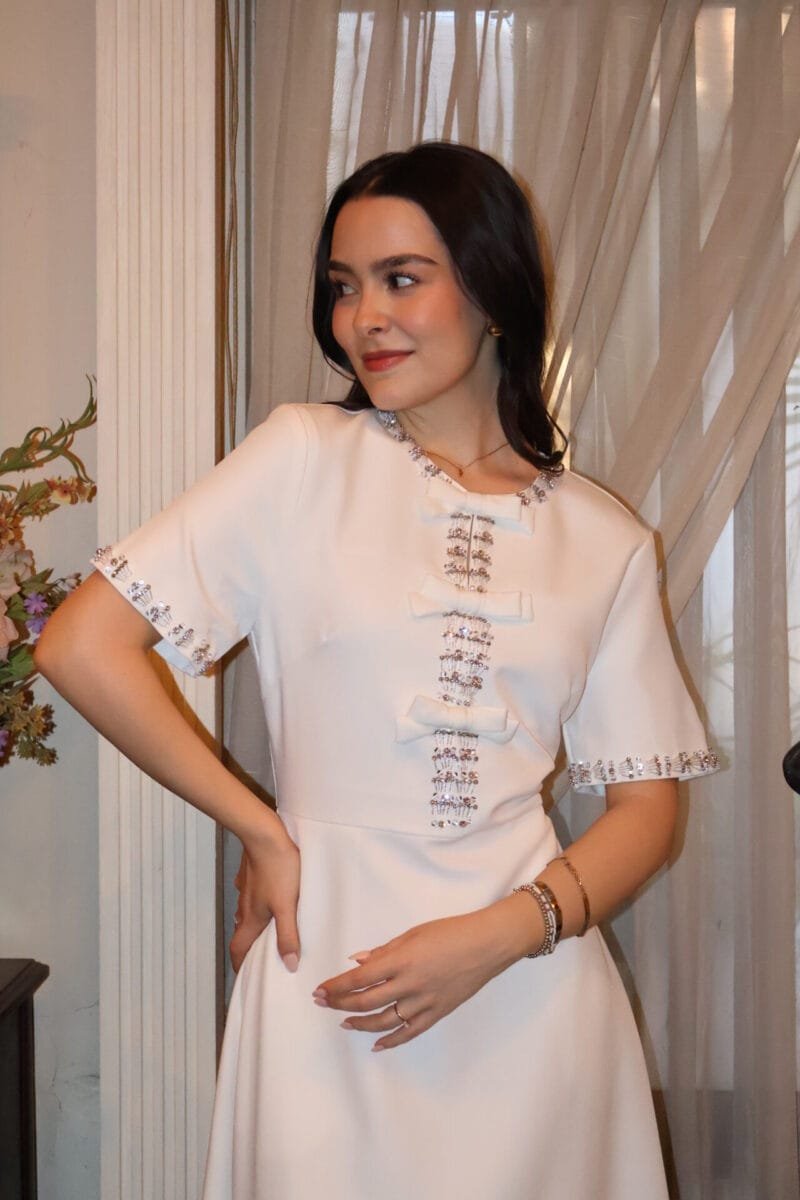 Vestido midi blanco con moños y bordado - Image 3