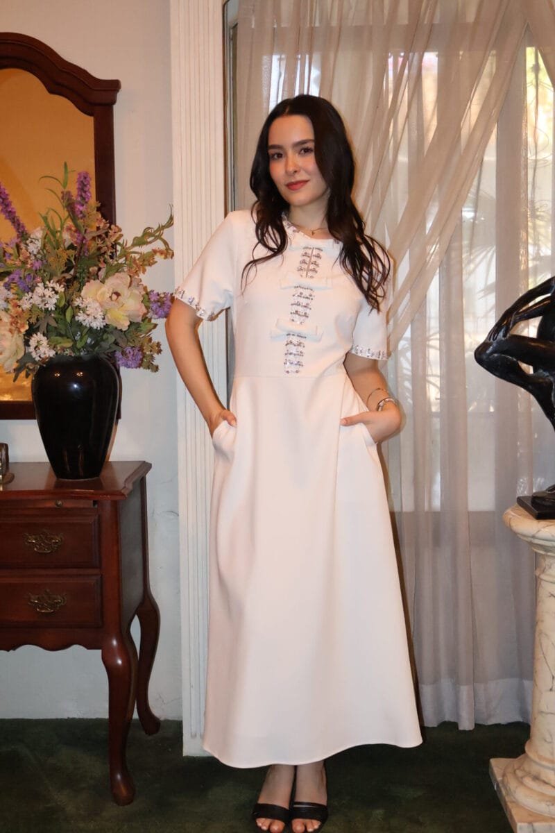 Vestido midi blanco con moños y bordado - Image 2