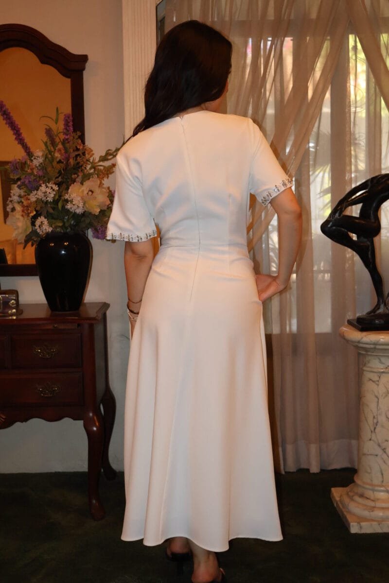 Vestido midi blanco con moños y bordado - Image 6