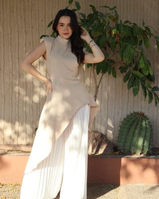 Set nude con pantalón plisado blanco