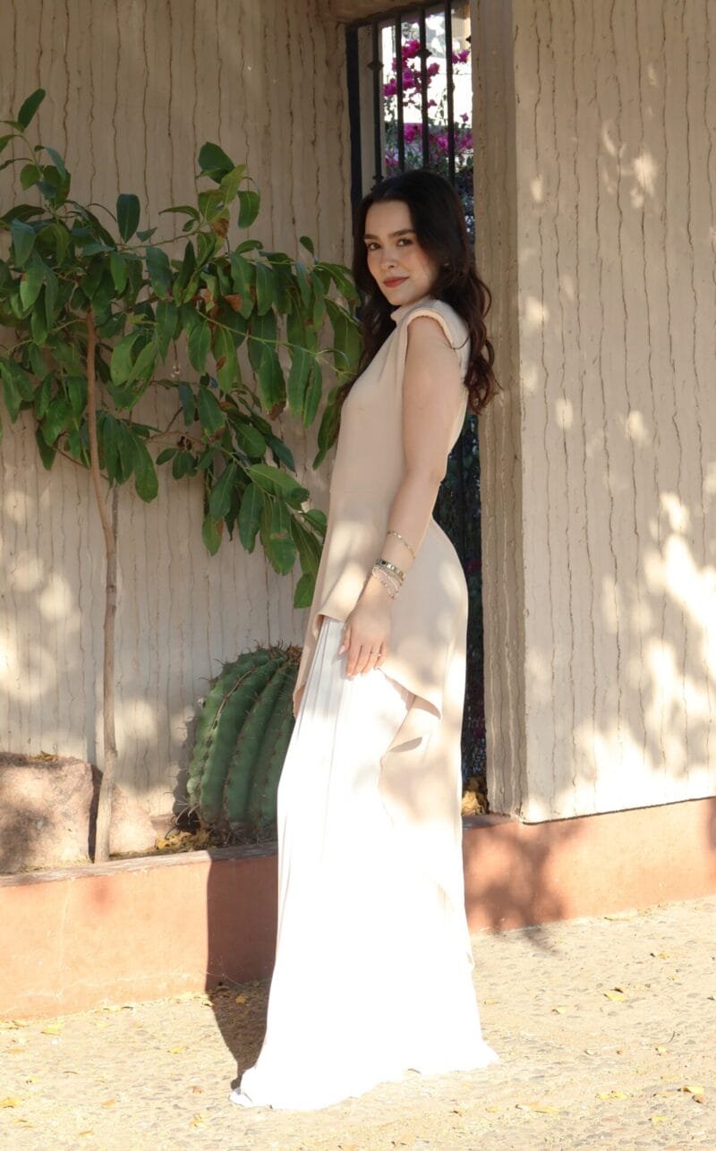 Set nude con pantalón plisado blanco - Image 3