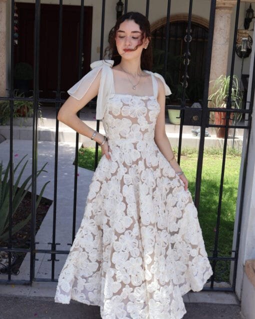 Vestido midi nude con flores